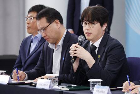 하정우 대통령실 인공지능(AI)미래기획수석이 25일 부산 부경대에서 이재명 대통령이 참석한 가운데 열린 타운홀미팅 ‘부산의 마음을 듣다’ 간담회에서 발언하고 있다. (사진=연합뉴스)