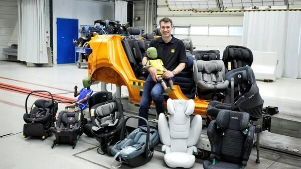 2025년 ADAC 유아용 카시트 테스트 제품들과 함께한 ADAC 전문가 Andreas Ratzek / © ADAC Ralph Wagner