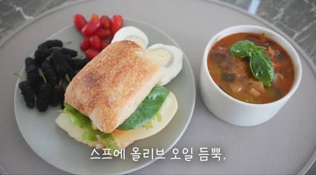 오연수는 토마토 마리네이드를 넣은 샌드위치와 토마토 수프로 아침을 먹었다. [사진=오연수 유튜브]