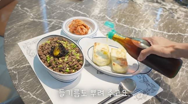 오연수는 미나리고기볶음밥과 두부구이로 아들 밥상을 차렸다. 두부에는 들기름을 듬뿍 뿌렸다. [사진=오연수 유튜브]