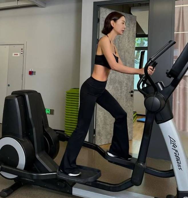 클라라가 일립티컬 머신을 이용해 운동을 하고 있다. [사진=클라라 SNS]
