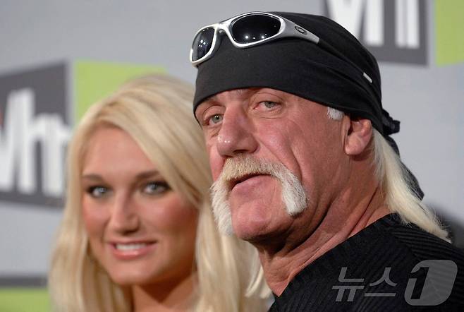 미국의 전설적인 프로레슬러 헐크 호건이 24일(현지시간) 71세의 나이로 별세했다. 사진은 헐크 호건과 딸 브룩 호건. 2025. 07. 24 ⓒ 로이터=뉴스1 ⓒ News1 양은하 기자