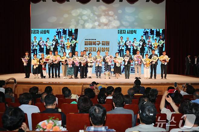 지난 24일 안동시민회관에서 열린 '절망을 희망으로, 눈물을 웃음으로, 희망 토크콘서트'에서 산불 피해 복구에 헌신한 시민 등 80여명이 표창패를 받았다. (안동시 제공. 재판매 및 DB 금지)2025.7.25/뉴스1