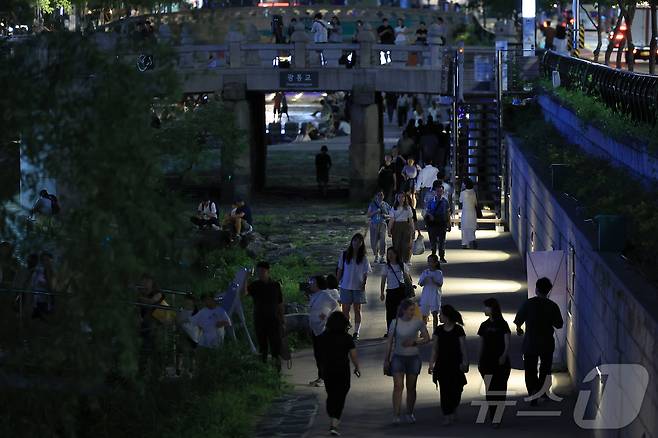 전국 곳곳에서 밤사이 열대야를 보인 21일 밤 서울 청계천을 찾은 관광객 및 시민들이 산책을 하고 있다. 2025.7.21/뉴스1 ⓒ News1 박정호 기자
