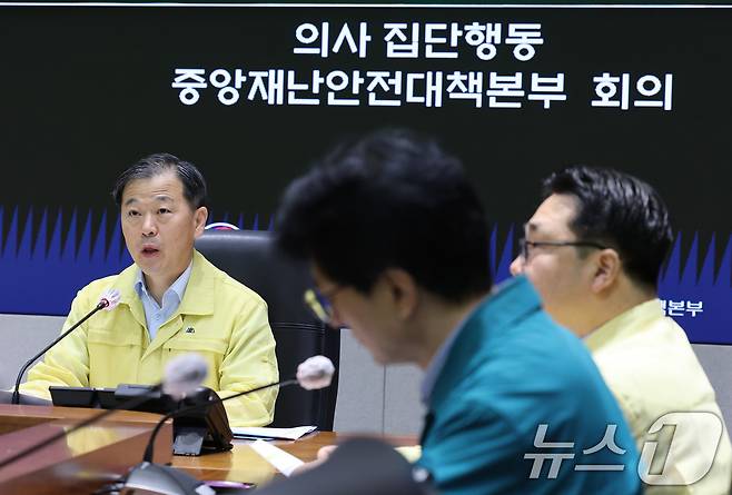 이형훈 중앙재난안전대책본부 제1총괄조정관(보건복지부 제2차관)이 25일 오전 서울 종로구 정부서울청사 중앙재난안전상황실 서울상황센터에서 열린 의사 집단행동 중앙재난안전대책본부 회의에서 모두발언을 하고 있다. 2025.7.25/뉴스1 ⓒ News1 임세영 기자