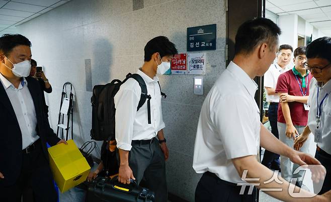 김건희 여사의 각종 의혹을 수사하는 민중기 특별검사팀이 '양평 고속도로 특혜 의혹' 관련 김선교 국민의힘 의원실 압수수색에 나선 25일 서울 여의도 국회의원회관 김 의원실에 박스를 든 수사관들이 들어가고 있다. 2025.7.25/뉴스1 ⓒ News1 안은나 기자