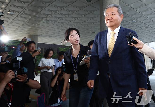 이상민 행정안전부 장관이 25일 오전 서울 서초구 서울고등검찰청에 마련된 내란 특검 사무실에서 '언론사 단전·단수 의혹' 관련 피의자 조사를 받기 위해 출석하고 있다. 2025.7.25/뉴스1 ⓒ News1 김민지 기자