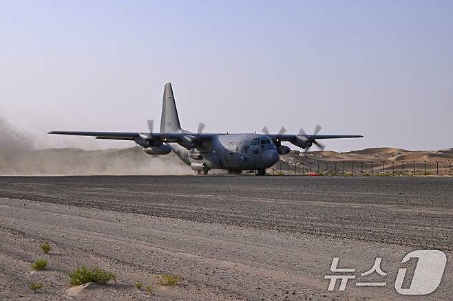 수송기 C-130H가 비포장 활주로에 착륙하고 있다. (공군 제공. 재판매 및 DB 금지) 2025.4.25/뉴스1