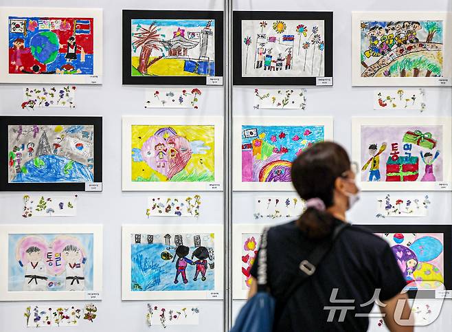 '제2회 북한이탈주민의날 문화행사'에 마련된 민주평화통일자문회의 서울중구협의회 부스에 어린이들이 통일을 희망하며 그린 그림이 전시돼 있다.(기사와 무관)  2025.7.13/뉴스1 ⓒ News1 민경석 기자