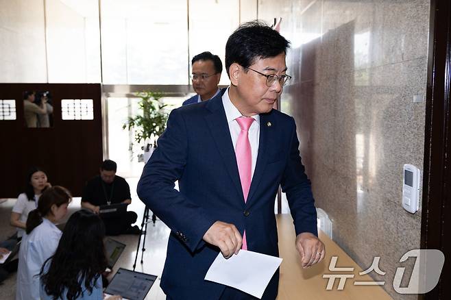 송언석 국민의힘 비상대책위원장 겸 원내대표가 25일 서울 여의도 국회에서 김건희 특검의 김선교 의원실 압수수색 관련 브리핑을 마친 후 원내대표실로 들어서고 있다. 2025.7.25/뉴스1 ⓒ News1 유승관 기자