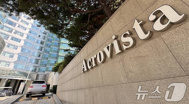 김건희 여사의 각종 의혹을 수사하는 민중기 특별검사팀이 25일 오전 윤석열 전 대통령 사저인 아크로비스타와 김 여사가 운영했던 코바나컨텐츠, 김 여사 모친 최은순 씨 주거지와 김선교 국민의힘 의원실 등에 대한 전방위 강제수사에 나섰다. 사진은 이날 서울 서초구 아크로비스타 단지 모습. 2025.7.25/뉴스1 ⓒ News1 김명섭 기자