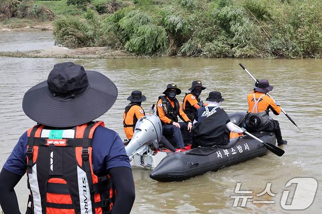 폭우로 광주 북구 신안동 일대에서 80대가 실종된지 6일째되는 22일 광주 서구 서창동 극락교 인근에서 소방대원들이 보트를 타고 수색하고 있다. 2025.7.22/뉴스1 ⓒ News1 박지현 기자