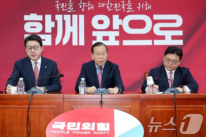 권영세 국민의힘 비상대책위원장이 지난 5월 10일 서울 여의도 국회에서 김문수 대통령 후보 자격 취소·한덕수 전 총리 입당 및 대선후보 등록 과정에 대해 기자회견을 하고 있다. 왼쪽부터 신동욱 수석대변인, 권 비대위원장, 강명구 의원. 2025.5.10/뉴스1 ⓒ News1 안은나 기자