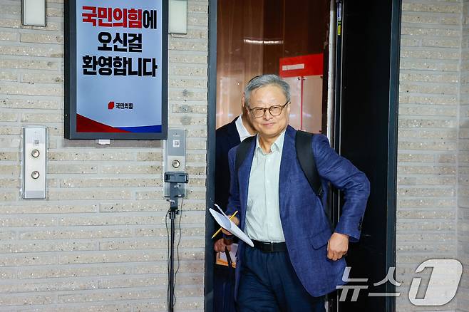유일준 국민의힘 당무감사 위원장이 25일 서울 여의도 중앙당사에서 제21대 대통령선거 당시 김문수-한덕수 후보 교체 시도 관련 당무감사 결과 브리핑을 하기 위해 승강기에서 내리고 있다. 2025.7.25/뉴스1 ⓒ News1 안은나 기자