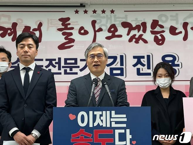 김진용 전 인천경제자유구역청장(가운데), 이강구 인천시의원(왼쪽)2024.3.11 ⓒ News1 박소영 기자