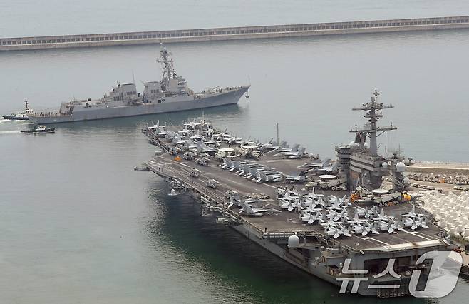 미국 핵추진 항공모함 '시어도어 루스벨트'(CVN-71)과 이지스구축함이 26일 오후 한국·미국·일본 3국의 최초 다영역 군사훈련인 '프리덤 에지'(Freedom Edge)에 참가하기 위해 부산 남구 해군작전사령부 부산작전기지에서 출항하고 있다.2024.6.26/뉴스1 ⓒ News1 윤일지 기자
