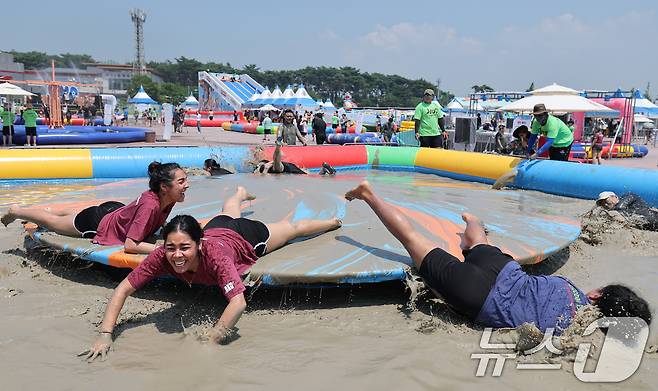 제28회 보령머드축제가 개막한 25일 충남 보령 대천해수욕장 머드엑스포광장을 찾은 관광객들이 축제를 즐기고 있다. 2025.7.25/뉴스1 ⓒ News1 김기태 기자