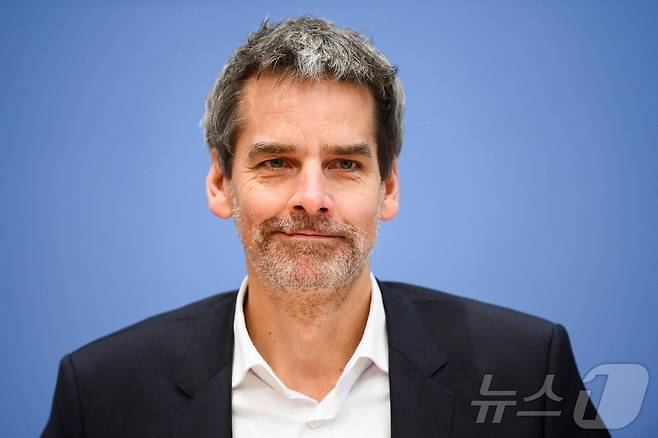 2021년 12월 17일(현지시간) 독일 베를린에서 열린 G7 정상회의 로고 공개 기자회견에 참석한 슈테펜 헤베슈트라이트 독일 연방정부 대변인. 2021.12.17 ⓒ 로이터=뉴스1 ⓒ News1 윤다정 기자