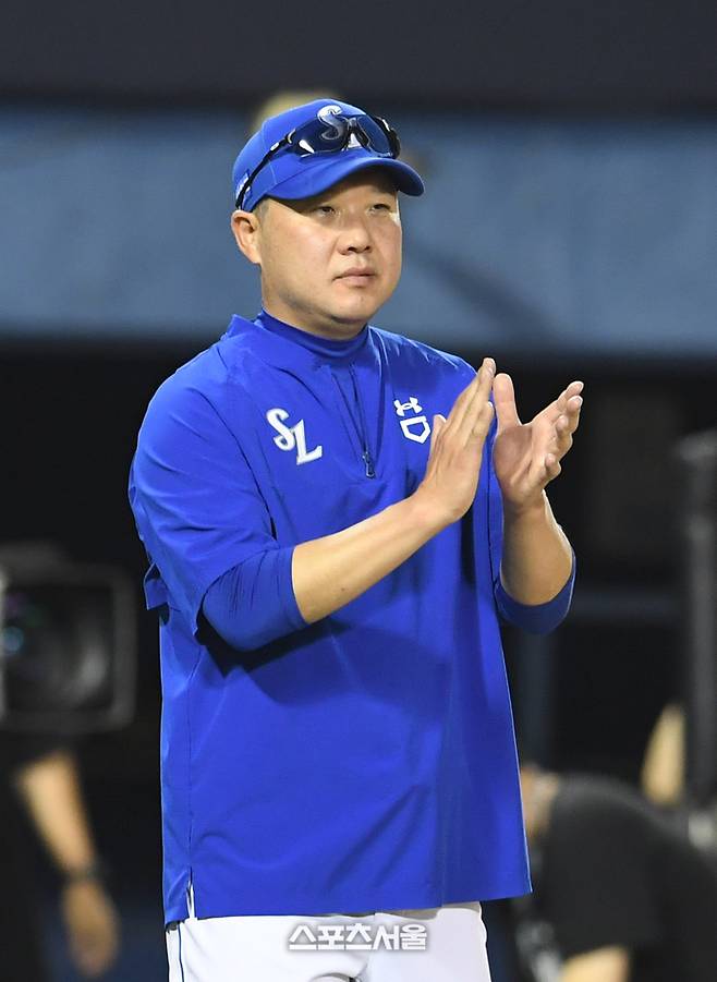 삼성 박진만 감독이 잠실구장에서 열린 2025 KBO리그 두산과 경기에서 승리한 뒤 선수들에게 박수를 보내고 있다. 잠실 | 박진업 기자 upandup@sportsseoul.com