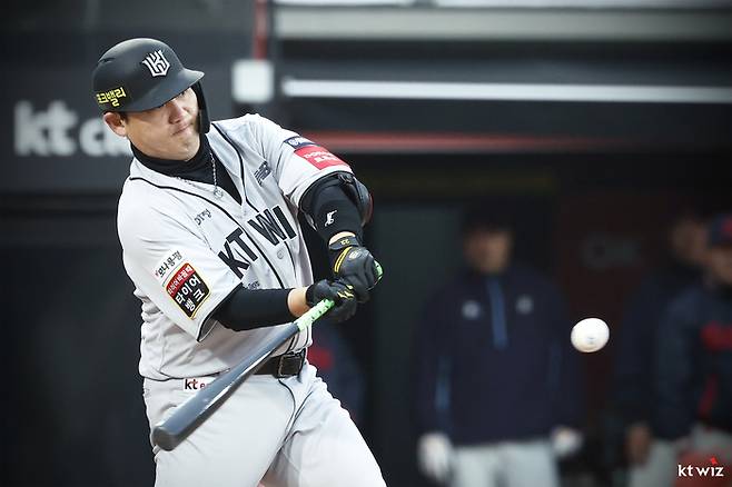장성우가 20일 수원케이티위즈파크에서 열린 2025 KBO리그 KIA전에서 타격하고 있다. 사진 | KT 위즈