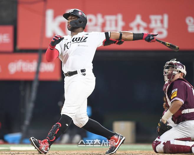 KT 로하스가 3일 수원케이티위즈파크에서 열린 2025 KBO리그 키움과 경기에서 5회말 홈런을 때리고 있다. 수원 | 최승섭기자 thunder@sportsseoul.com