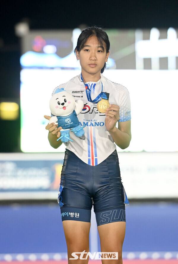 24일 오후 충북 제천시에 위치한 어울림체육관에서 열린 '제20회 아시아 롤러스케이팅 선수권대회' 스피드 트랙 여자 주니어 5000m 포인트 경기에 출전한 강병호가 시상대에서 포즈를 취하고 있다.&nbsp;/사진(제천)=김종원 기자