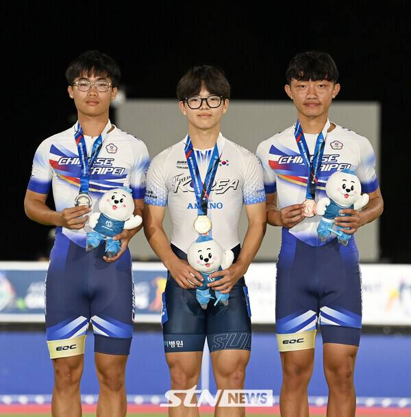 24일 오후 충북 제천시에 위치한 어울림체육관에서 열린 '제20회 아시아 롤러스케이팅 선수권대회' 스피드 트랙 남자 주니어 스프린트 1000m에 출전한 박성훈이 시상대에서 포즈를 취하고 있다.&nbsp;/사진(제천)=김종원 기자