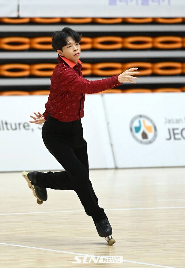 25일 제천체육관에서 치러진 '제20회 아시아 롤러스케이팅 선수권대회' 아티스틱 인라인 프리 남자 쇼트에서&nbsp;최예황(대전롤러스포츠연맹)이 연기를 선보이고 있다./사진(제천)=김종원 기자