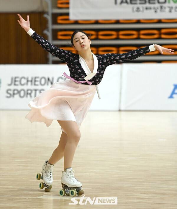 25일 제천체육관에서 치러진 '제20회 아시아 롤러스케이팅 선수권대회' 아티스틱 여자&nbsp;주니어 솔로 댄스&nbsp;스타일에서&nbsp;황지영(서울창덕여고)이 연기를 펼치고 있다. /사진(제천)=김종원 기자