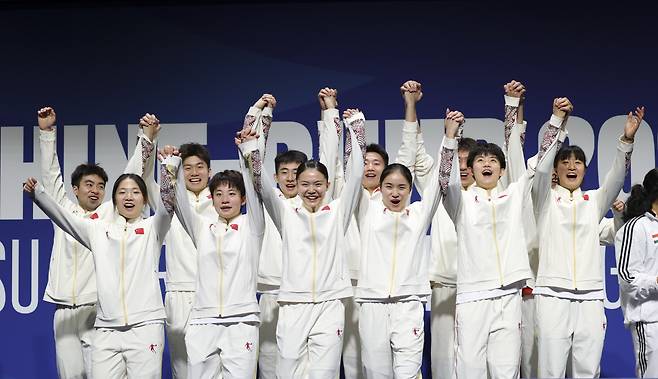 (250721) -- MUELHEIM, July 21, 2025 (Xinhua) -- Members of team China celebrate during the awarding ceremony after the badminton mixed team final match between China and Chinese Taipei at the Rhine-Ruhr 2025 FISU World University Games in Muelheim, Germany, July 20, 2025. (Xinhua/Hu Xingyu)<저작권자(c) 연합뉴스, 무단 전재-재배포, AI 학습 및 활용 금지>