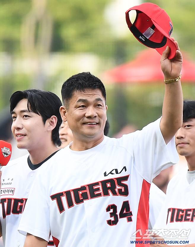23일 광주 기아 챔피언스필드에서 열린 LG-KIA전. 광주 지역을 강타한 물난리 속에서 물에 떠내려가는 시민을 구한 최승일씨가 시구자로 나섰다. 광주=정재근 기자 cjg@sportschosun.com