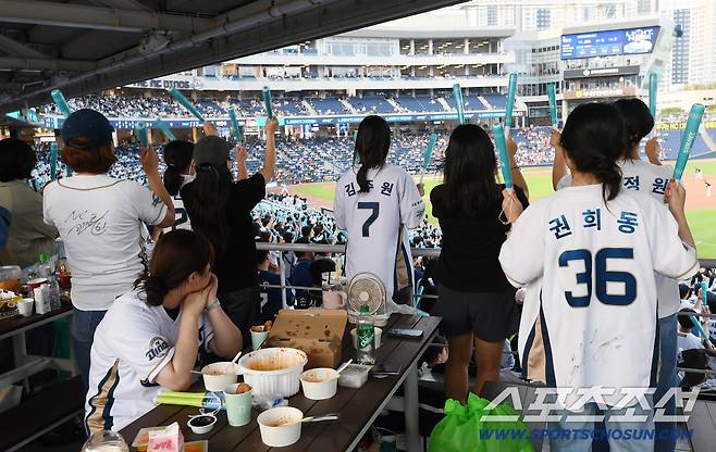 30일 창원 NC파크에서 열린 한화-NC전. 재개장 후 첫 경기에 많은 관중이 찾아 경기를 관람하고 있다. 창원=정재근 기자 cjg@sportschosun.com/2025.5.30/
