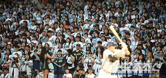 30일 창원 NC파크에서 열린 한화-NC전. 1루 관중석을 꽉 채운 NC 팬들이 열띤 응원전을 펼치고 있다. 창원=정재근 기자 cjg@sportschosun.com/2025.5.30/