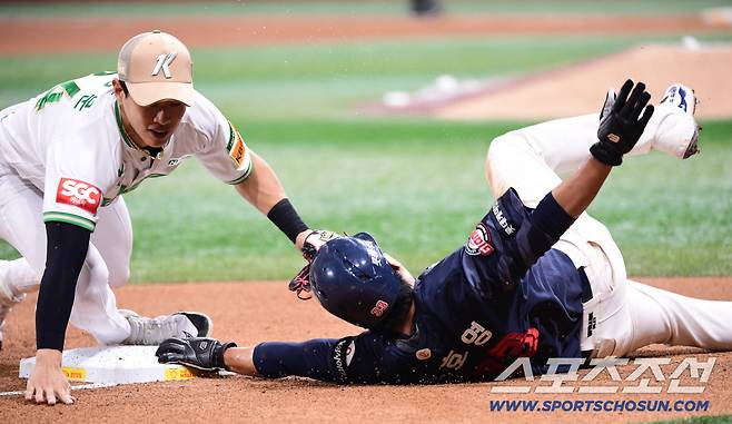 24일 서울 고척스카이돔에서 열린 키움과 롯데의 경기. 5호초 1사 2, 3루. 황성빈의 기습 번트 상황 때 3루 주자 손호영이 3루로 귀루. 슬라이딩 세이프되고 있다. 고척=송정헌 기자songs@sportschosun.com/2025.07.24/