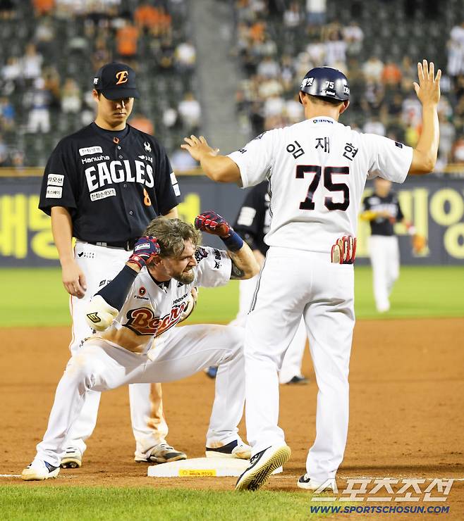24일 잠실구장에서 열린 두산-한화전. 10회말 2사 두산 케이브가 안타를 날린 뒤 3루를 향해 몸을 날리고 있다. 이날 잠실구장은 만원을 기록했다. 잠실=박재만 기자