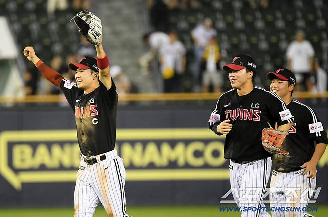 25일 잠실구장에서 열린 두산 베어스와 LG 트윈스의 경기. 승리한 LG 선수들이 기뻐하고 있다. 잠실=박재만 기자 pjm@sportschosun.com/2025.07.25/