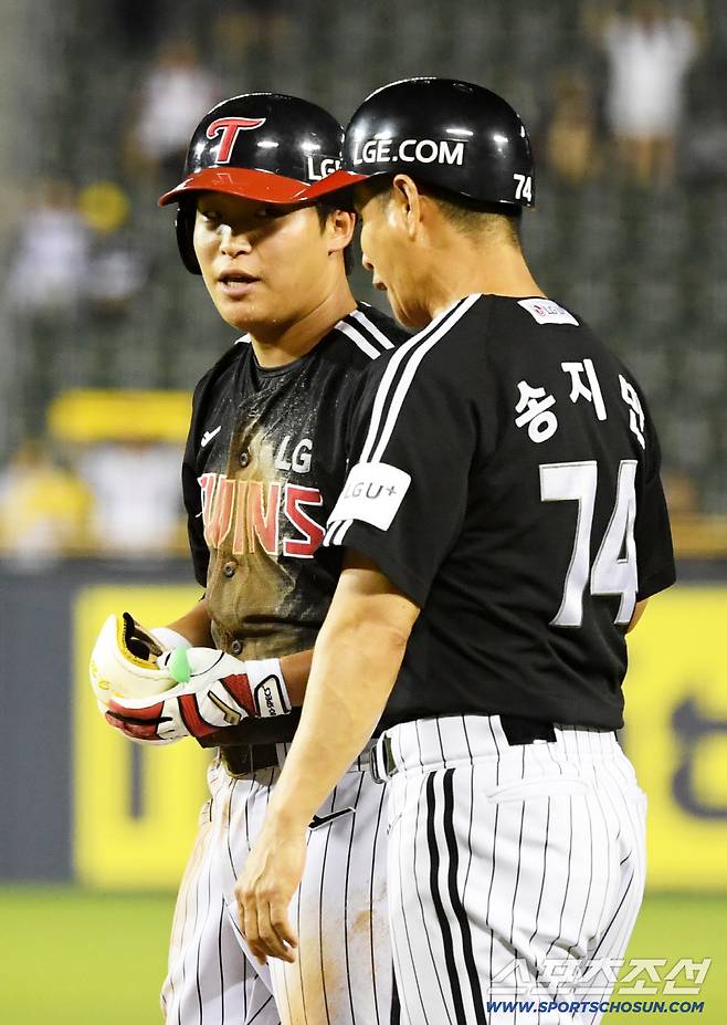 25일 잠실구장에서 열린 두산 베어스와 LG 트윈스의 경기. 9회초 1사 1,2루 LG 박관우가 내야 안타 후 기뻐하고 있다. 잠실=박재만 기자 pjm@sportschosun.com/2025.07.25/