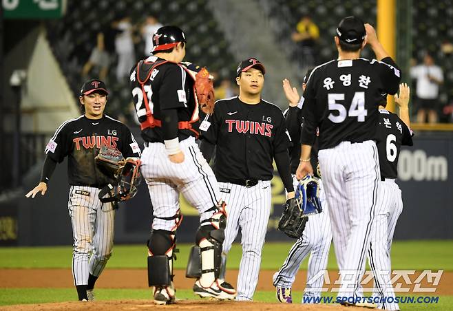 25일 잠실구장에서 열린 두산 베어스와 LG 트윈스의 경기. 승리한 LG 선수들이 기뻐하고 있다. 잠실=박재만 기자 pjm@sportschosun.com/2025.07.25/