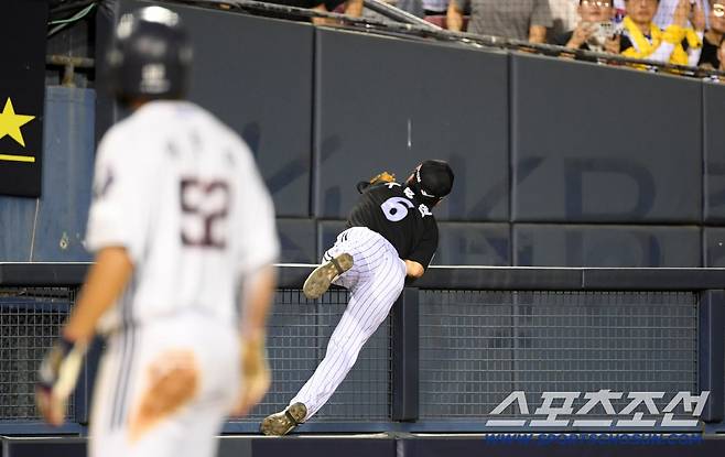 25일 잠실구장에서 열린 두산 베어스와 LG 트윈스의 경기. 9회말 2사 1,3루 두산 이유찬 타구를 LG 구본혁이 펜스를 올라타고 점프해 잡아내고 있다. 잠실=박재만 기자 pjm@sportschosun.com/2025.07.25/