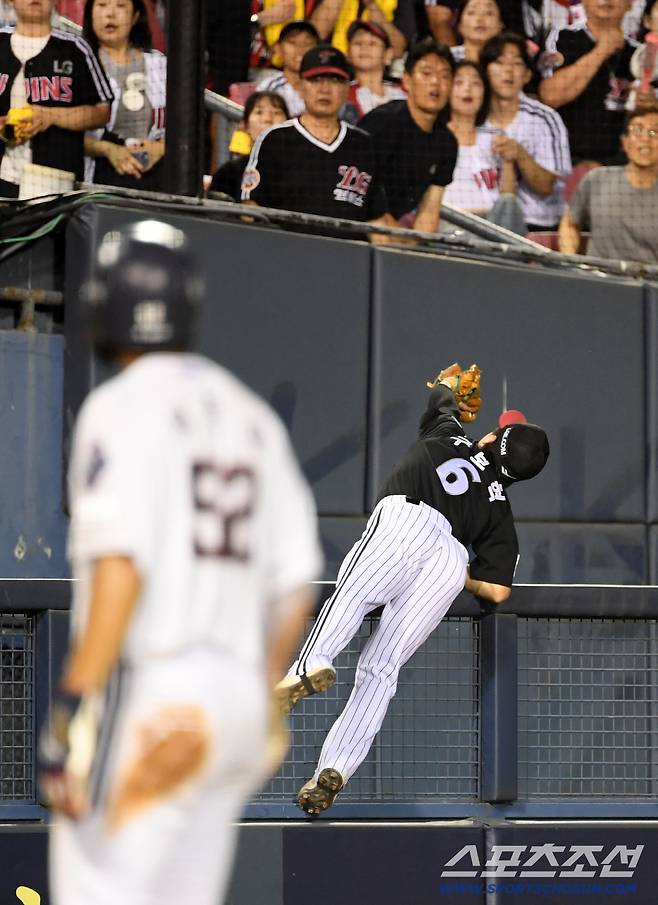 25일 잠실구장에서 열린 두산 베어스와 LG 트윈스의 경기. 9회말 2사 1,3루 두산 이유찬 타구를 LG 구본혁이 펜스를 올라타고 점프해 잡아내고 있다. 잠실=박재만 기자 pjm@sportschosun.com/2025.07.25/