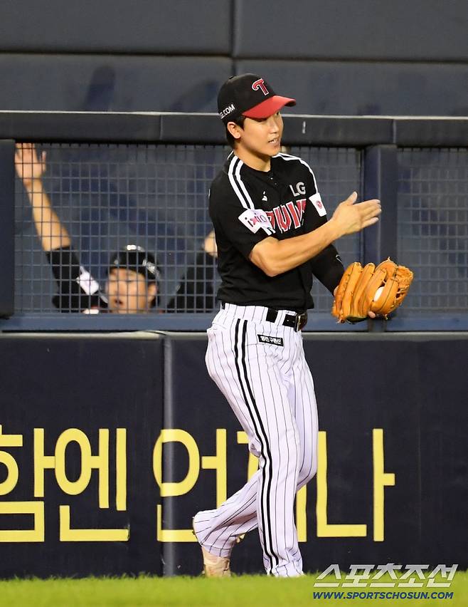 25일 잠실구장에서 열린 두산 베어스와 LG 트윈스의 경기. 9회말 2사 1,3루 두산 이유찬 타구를 LG 구본혁이 펜스를 올라타고 점프해 잡아내고 있다. 잠실=박재만 기자 pjm@sportschosun.com/2025.07.25/