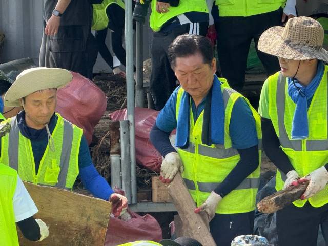 정청래·박찬대 당대표 후보도 24일 경기 가평에서 수해복구 작업을 했다. /정청래 후보 SNS
