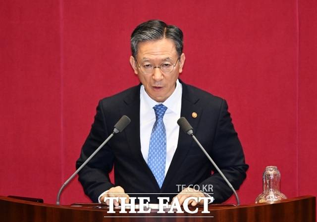 정성호 법무부 장관이 23일 오후 서울 여의도 국회에서 열린 제427회 국회(임시회) 제2차 본회의에 참석해 인사말을 하고 있다. /국회=배정한 기자