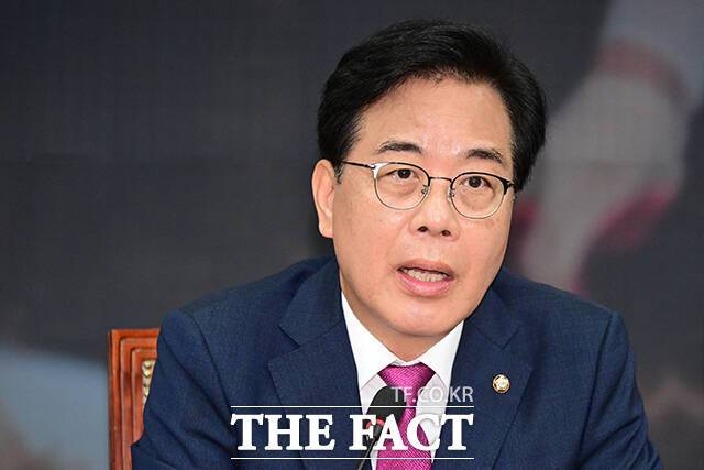 송언석 국민의힘 비상대책위원장은 25일 자당 의원에 대한 특검의 압수수색과 관련해 "야당 탄압을 위한 정치 특검의 무차별적인 압수수색을 강력히 규탄한다"고 밝혔다. 사진은 송 위원장이 전날 오전 서울 여의도 국회에서 열린 비상대책위원회의에서 모두발언을 하고 있는 모습. /남윤호 기자