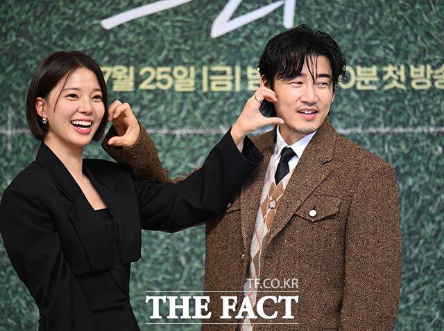 배우 임세미(왼쪽)와 윤계상이 25일 오후 서울 서울 양천구 목동 SBS에서 열린 SBS 금토드라마 '트라이: 우리는 기적이 된다' 제작발표회에 참석해 포즈를 취하고 있다. /박헌우 기자