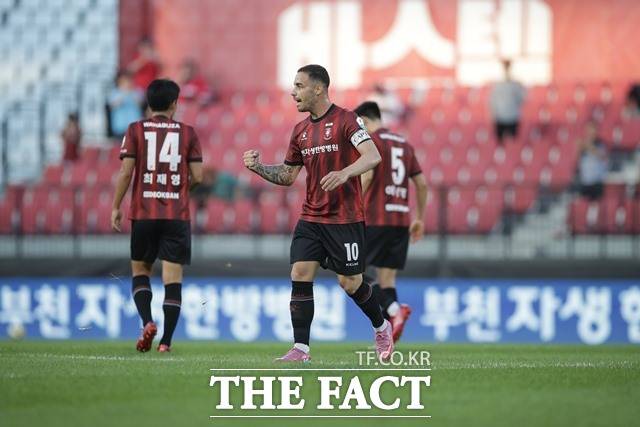 최근 6경기에서 5승 1무의 가파른 상승세를 보이고 있는 부천FC 선수들./K리그