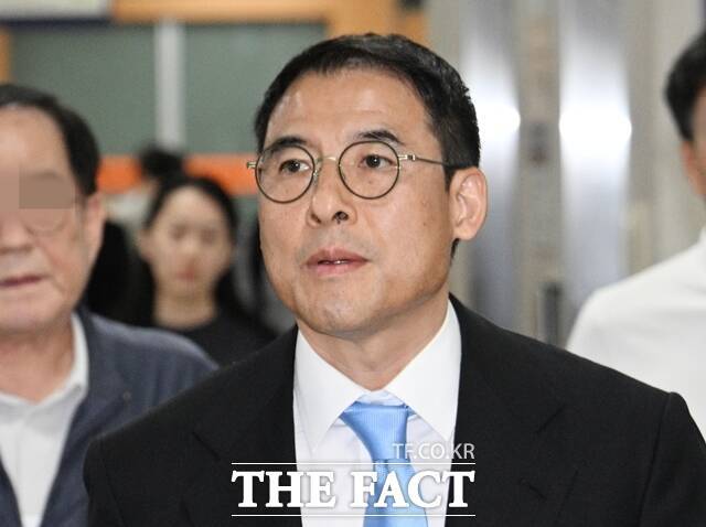 25일 오후 서울 서초구 서울중앙지법에서 법무법인 바른이 조현문 전 효성 부사장을 상대로 제기한 43억원 규모 약정금 지급 소송의 2차 변론기일이 진행됐다. 사진은 지난달 13일 강요 미수 혐의 공판에 출석하고 있는 조 전 부사장. /박헌우 기자