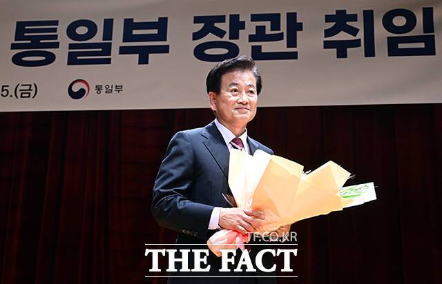 정동영 신임 통일부 장관은 25일 정부서울청사 별관에서 열린 취임사를 통해 "북한의 책임 있는 당국자들에게 제안한다. 이제 강대강의 시간을 끝내고 선대선의 시간으로 바꿔야 한다"고 밝혔다. /임영무 기자