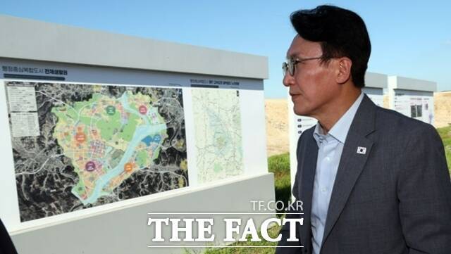 김민석 국무총리는 25일 국회 세종의사당과 대통령 세종집무실 건립 예정지를 찾아 "세종 국회의사당을 선진국 수준의 국가 상징으로 적극 추진하겠다"고 밝혔다. /뉴시스