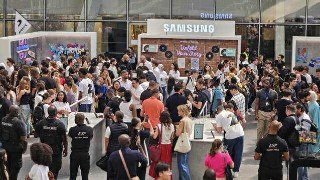 파리에서 전시된 '갤럭시 Z 폴드7·Z 플립7'을 살펴보는 방문객 (사진=삼성전자)